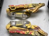 Engine bonnet/hood hinges