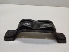 BMW 7 E32 Staffa/supporto di montaggio della marmitta 