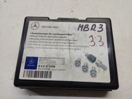 Mercedes-Benz R W251 Vanteiden varkaudenestomutterit ja avainhylsy B66470156