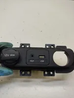 KIA Sportage USB-pistokeliitin 961103W700