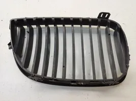 BMW 1 E81 E87 Grille calandre supérieure de pare-chocs avant 7077130