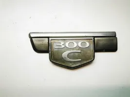 Chrysler 300 - 300C Logo, sigle, emblème de porte arrière C22338