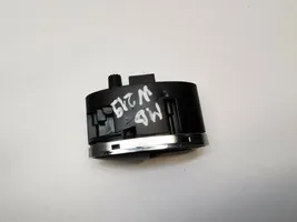 Mercedes-Benz CLS C219 Interruptor para abrir la puerta trasera A2118210379