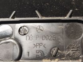 Mercedes-Benz C W205 Couvercle de boîte à fusibles DBPD925