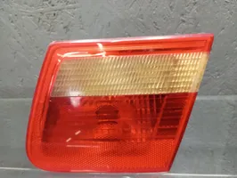 BMW 3 E46 Lampy tylnej klapy bagażnika 8368760