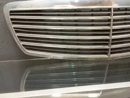 Mercedes-Benz E W211 Grille calandre supérieure de pare-chocs avant A2118800283