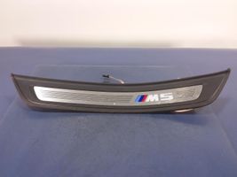 BMW M5 Moldura lateral zona de pies 8061069