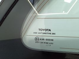 Toyota Avensis T270 Aizmugurējais virsbūves sānu stikls 