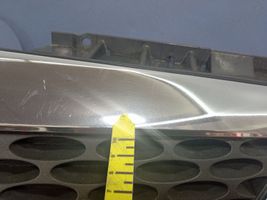 Mazda MPV II LW Grille de calandre avant LE43B0712