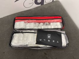 Tesla Model S Kit di pronto soccorso 