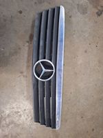 Mercedes-Benz A W168 Rejilla superior del radiador del parachoques delantero 
