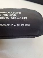 Mercedes-Benz E W211 Trousse de premiers secours A2118600250