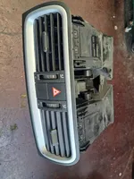 Skoda Roomster (5J) Dysze / Kratki środkowego nawiewu deski rozdzielczej 5J0820951C