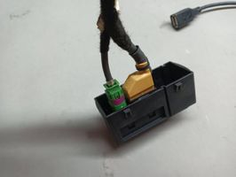 Audi A3 S3 8V USB-pistokeliitin 8V0035736