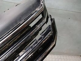 Volkswagen PASSAT B7 Grotelės viršutinės 3AA853651G