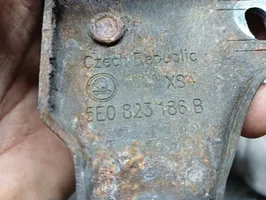 Skoda Octavia Mk3 (5E) Rygiel zamka drzwi tylnych 5E0823186B