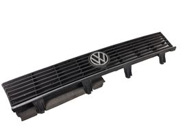 Volkswagen PASSAT B2 Grille calandre supérieure de pare-chocs avant 321853653K