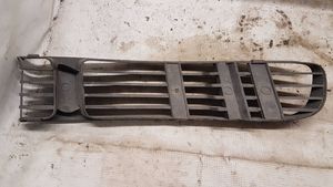 Volkswagen PASSAT B5 Grille inférieure de pare-chocs avant 3B0853678B