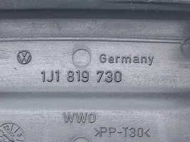 Volkswagen Golf IV Kojelaudan sivutuuletussuuttimen kehys 