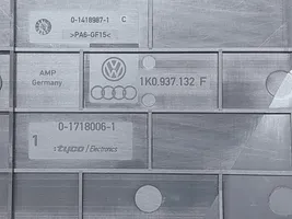 Volkswagen PASSAT B6 Ramka / Moduł bezpieczników 