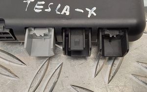 Tesla Model X Inne komputery / moduły / sterowniki 104282900E