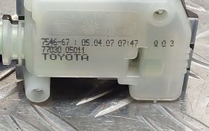 Toyota Avensis T250 Motorino del tappo del serbatoio del carburante 7703005011