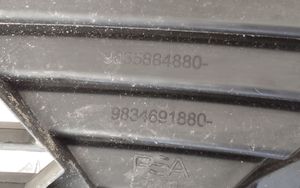 Citroen C4 III e-C4 Etupuskurin alempi jäähdytinsäleikkö 9835884880