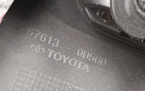 Toyota Yaris Moldura del tarjetero de la puerta trasera 676130D560