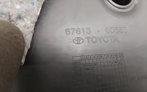 Toyota Yaris Moldura del tarjetero de la puerta trasera 676130D550