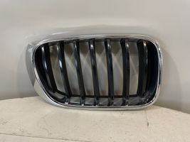 BMW X3 F25 Grotelės viršutinės 40502933