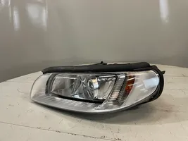 Volvo V70 Lampa przednia 31420013