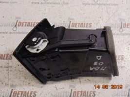 Mercedes-Benz A W169 Moldura protectora de la rejilla de ventilación lateral del panel A1698300254