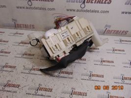 Toyota Avensis T270 Module de fusibles 8273005150