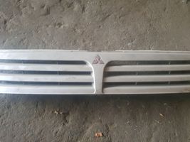 Mitsubishi Space Wagon Maskownica / Grill / Atrapa górna chłodnicy 