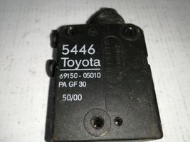 Toyota Avensis T220 Takaluukun lukon salvan moottori 6915005010