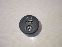 Nissan Juke I F15 USB-pistokeliitin 