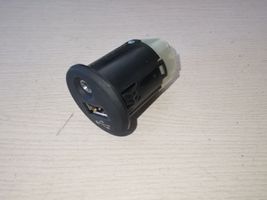 Nissan Juke I F15 USB-pistokeliitin 