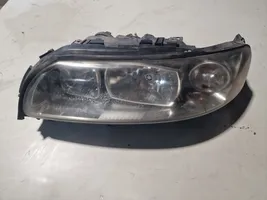 Volvo V70 Lampa przednia 30698835