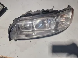 Volvo V70 Lampa przednia 30698835