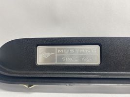 Ford Mustang VI Kojelaudan hansikaslokeron lista FR3B63044B88