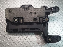 Volkswagen Jetta VI Boîte de batterie 1K0915333