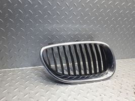 BMW 5 E60 E61 Grille calandre supérieure de pare-chocs avant 7065702