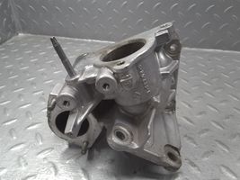 Nissan Juke I F15 EGR-venttiilin/lauhduttimen kiinnike 2509011