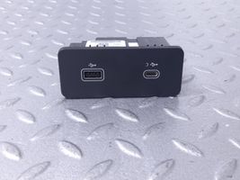 Land Rover Defender USB-pistokeliitin L8B219E110DC