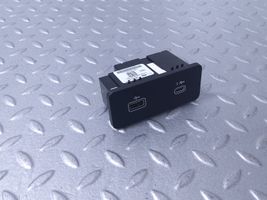 Land Rover Defender USB-pistokeliitin L8B219E110DC