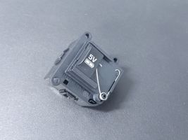 Land Rover Defender USB-pistokeliitin J9C319010AAW