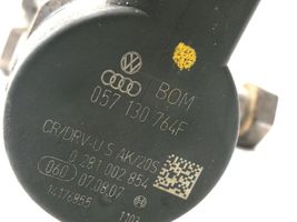 Audi A8 S8 D3 4E Distributore del carburante agli iniettori 057130090L
