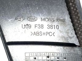 Hyundai i40 Kojelaudan hansikaslokeron lista U09F383810