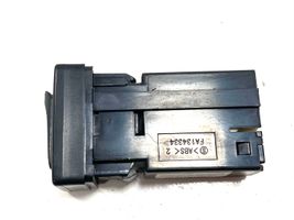 Toyota Avensis T270 AUX-pistokeliitin 8619005010