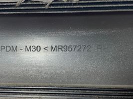 Mitsubishi Colt Listón embellecedor de la puerta delantera (moldura) MR957276ZZ